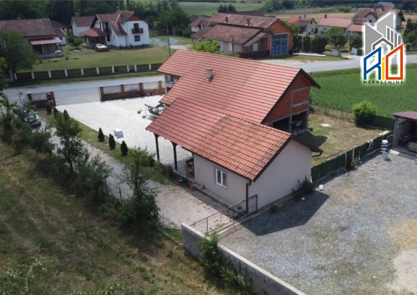 Useljiva moderna kuća u Takovu pored Uba slika 24