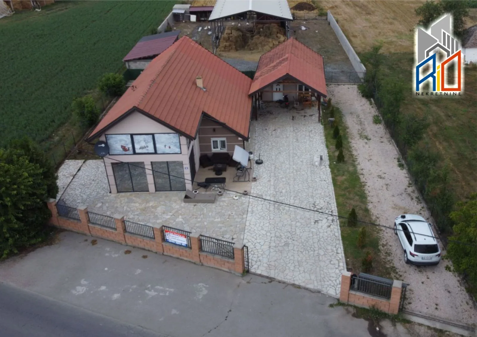 Useljiva moderna kuća u Takovu pored Uba slika 30