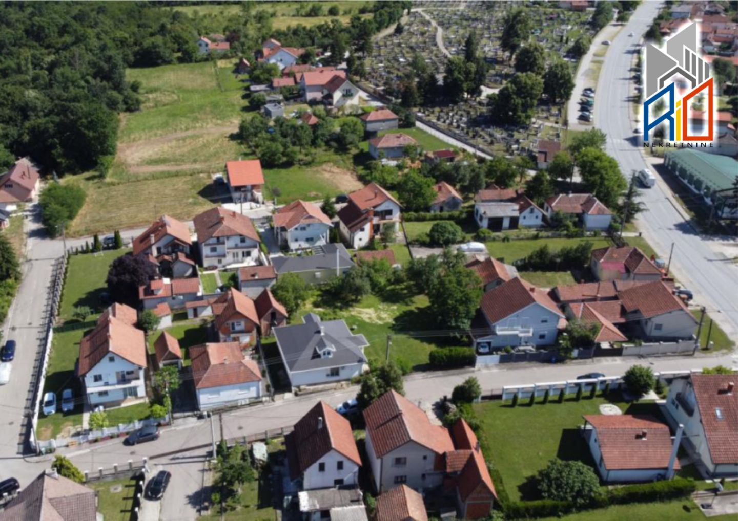 Dve useljive kuće blizu centra Uba slika 13