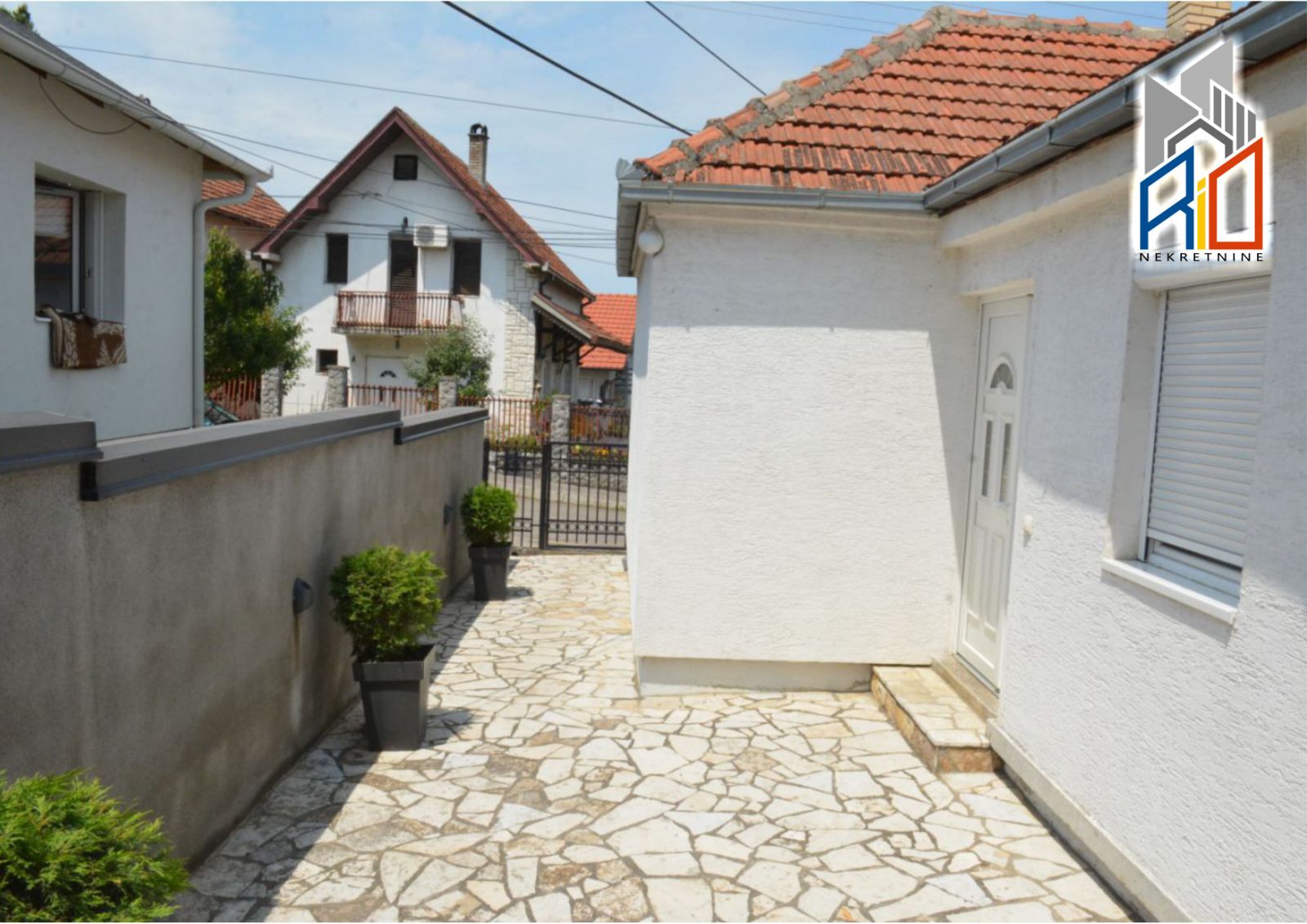 Dve useljive kuće blizu centra Uba slika 6