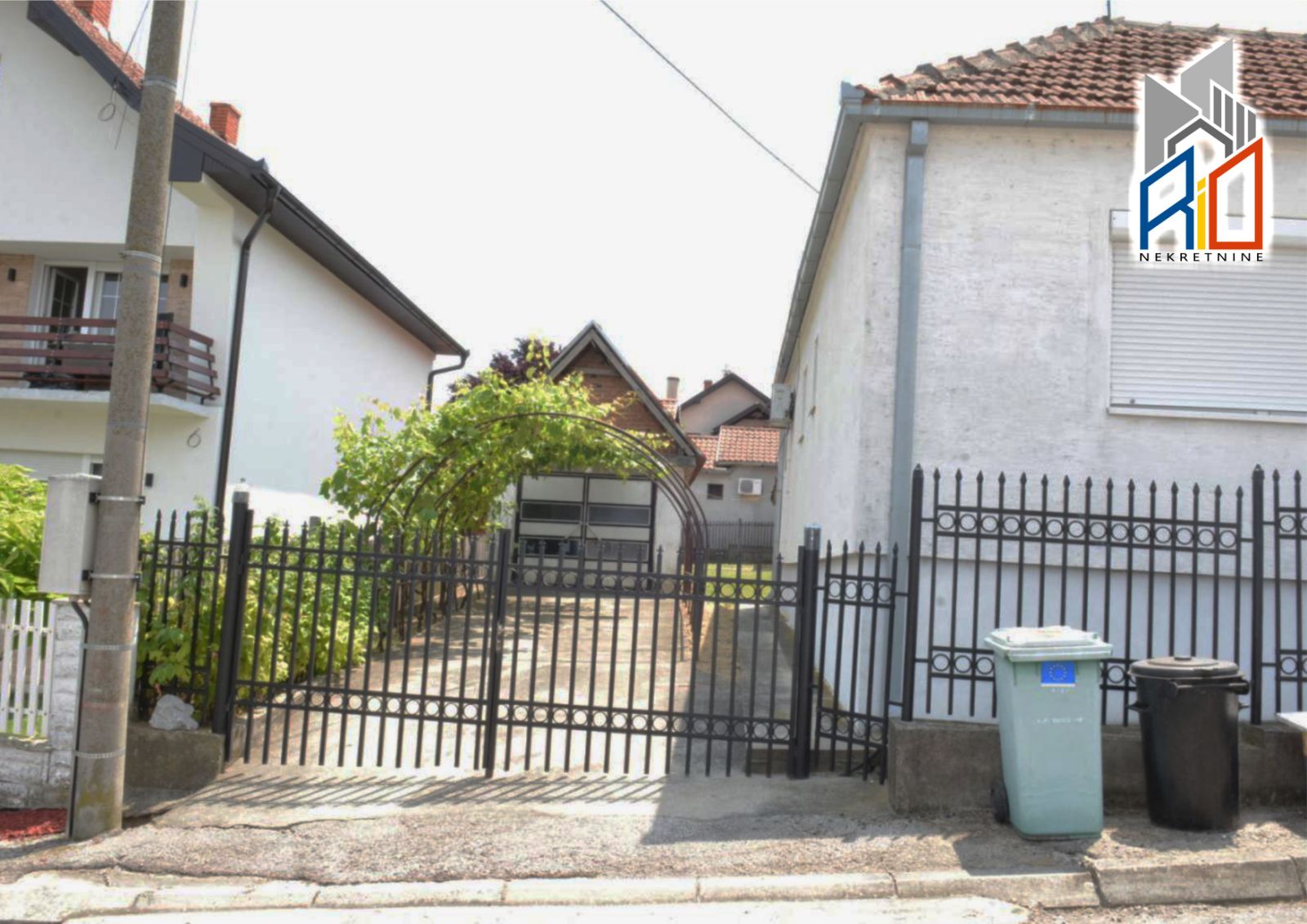 Dve useljive kuće blizu centra Uba slika 8